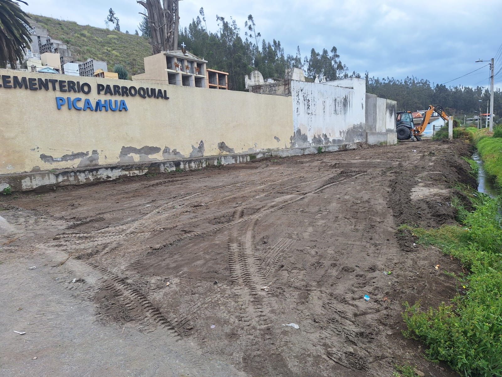 MANTENIMIENTO VIAL EN LOS ALREDEDORES DEL CEMENTERIO PARROQUIAL PICAIHUA